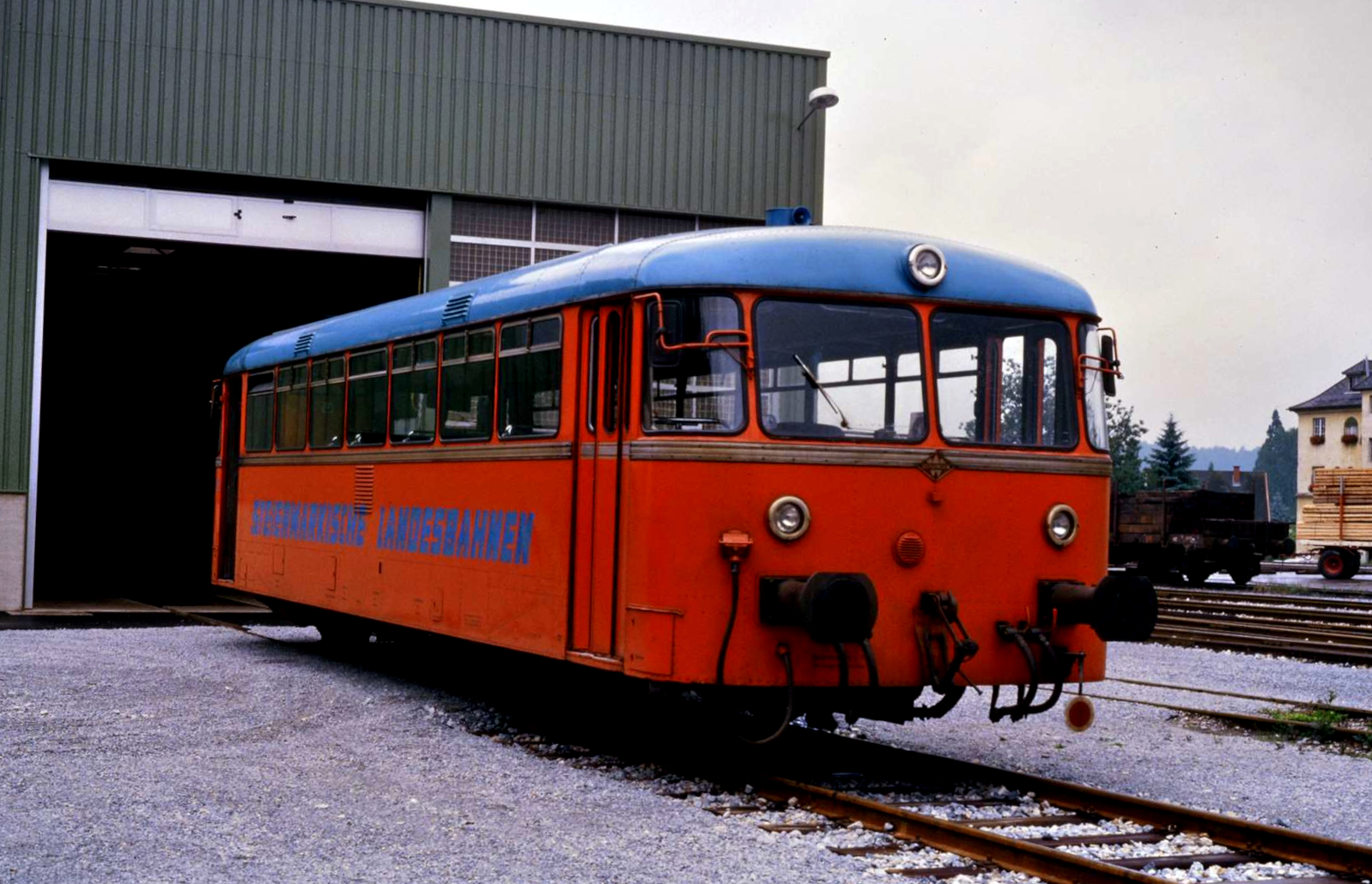 Uerdinger Schienenbus der Steiermärkischen Landesbahnen vor der Weizer Werkstätte (14.07.1986)