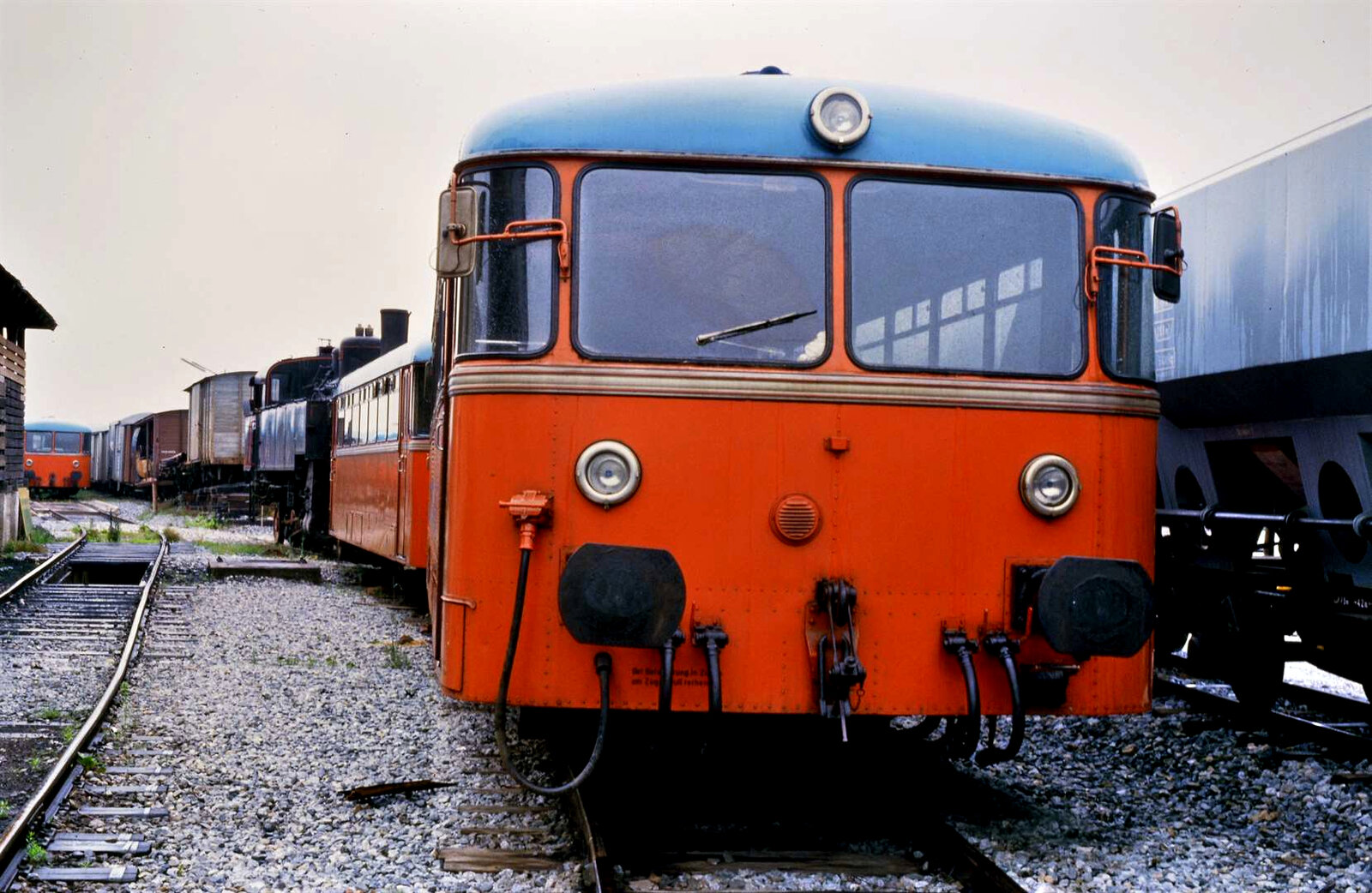 Uerdinger Schienenbusse vor der Weizer Werkstätte der Steiermärkischen Landesbahnen (14.07.1986)