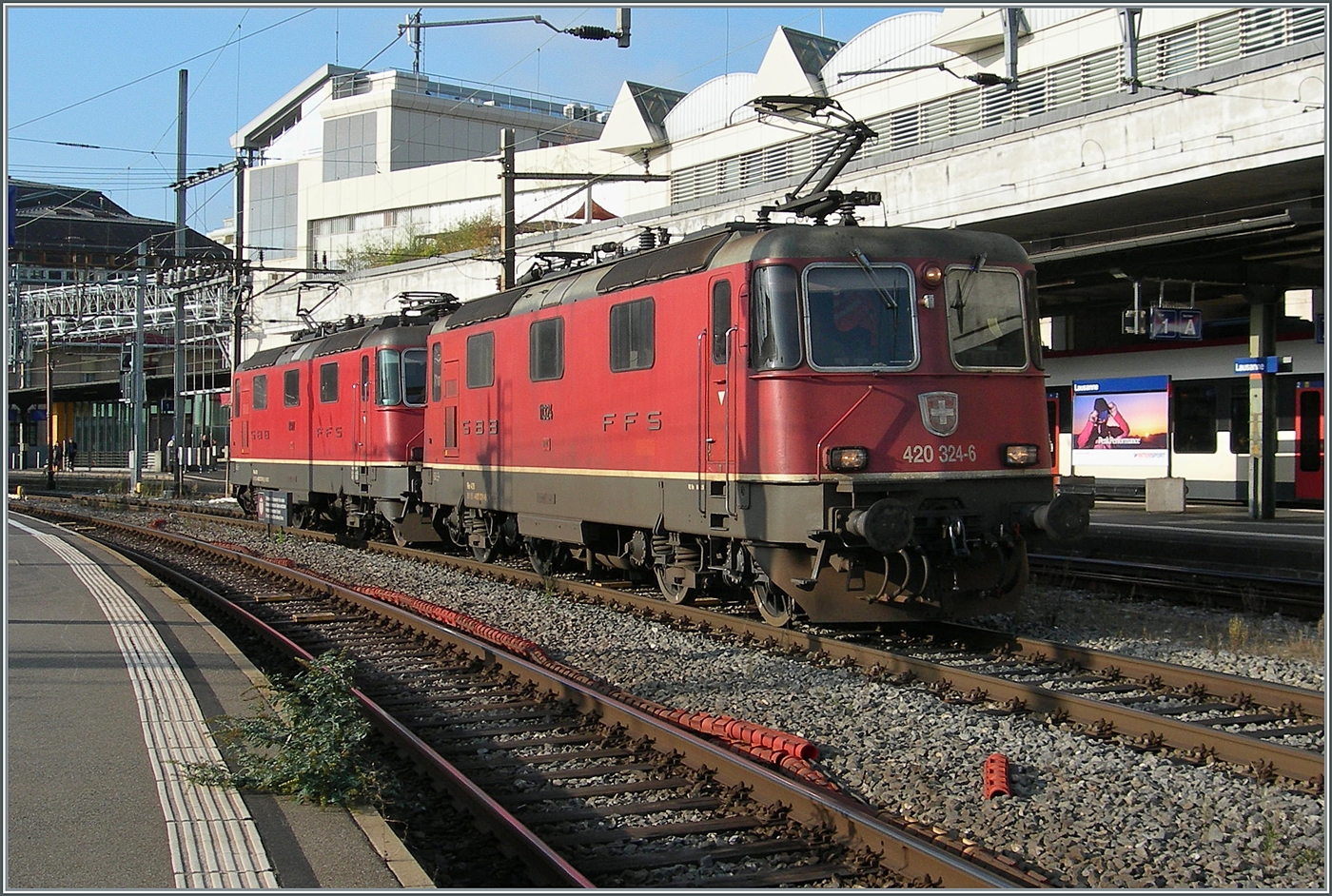 ...und plötzlich waren sie weg, die Ae 6/6...
diese Feststellung möchte ich in ein paar Monaten oder Jahren nicht nochmals über die Re 4/4 II schreiben; folglich nutze ich nun jede Gelegenheit, die Loks welche mich schon mein ganzes Leben lang begleiten, zu fotografieren: auf diesem Bild zeigen sich die Re 4/4 II 11324 (Re 420 324-6) und eine weitere, die in Lausanne auf die Abfahrt in Richtung Wallis warten.

8. November 2024 

