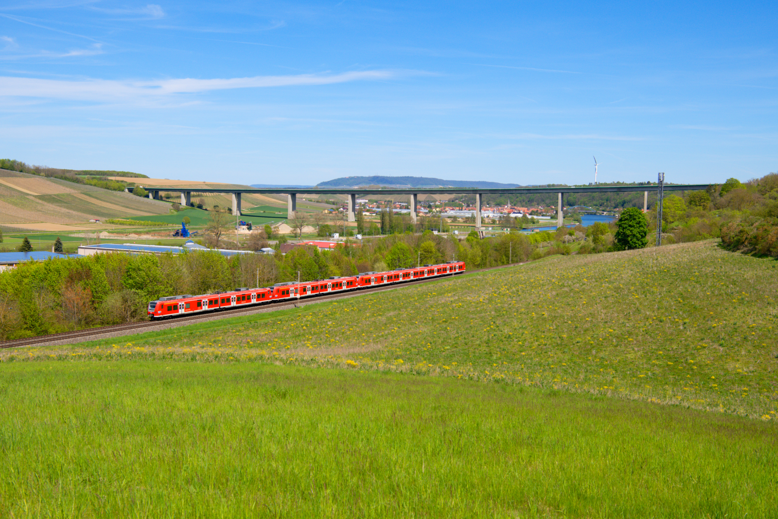 Ungewöhnliche Kombination bei der RB 58118 (Treuchtlingen -  Würzburg Hbf) bei Marktbreit (zweimal Baureihe 426 und einmal 425), 09.05.2021