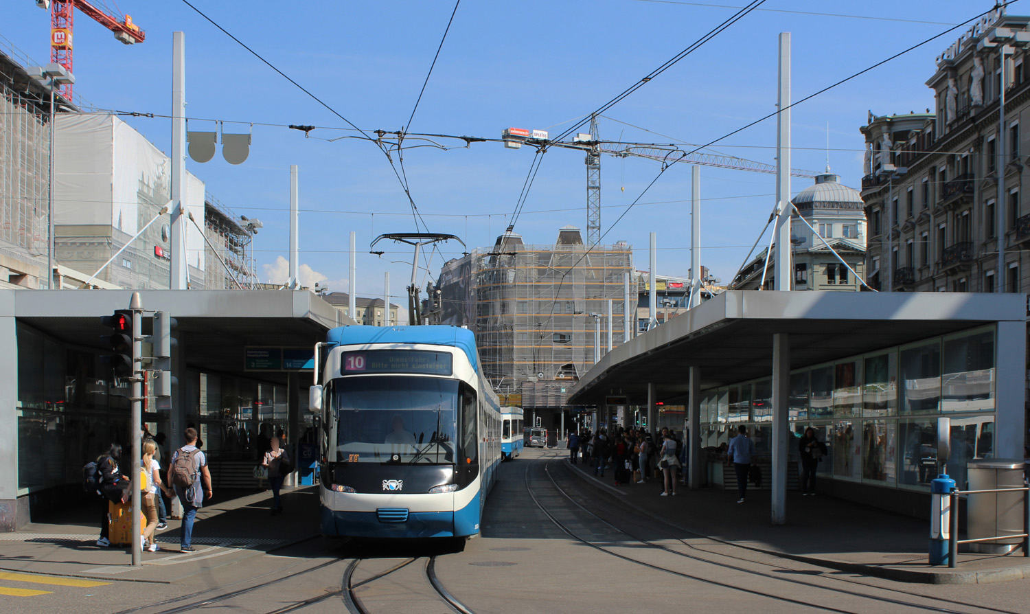 VBZ-Cobra Be 5/6 3083 auf der Glattalbahnlinie 10 an der Endhaltestelle Bahnhofplatz/HB am 14.04.2022.