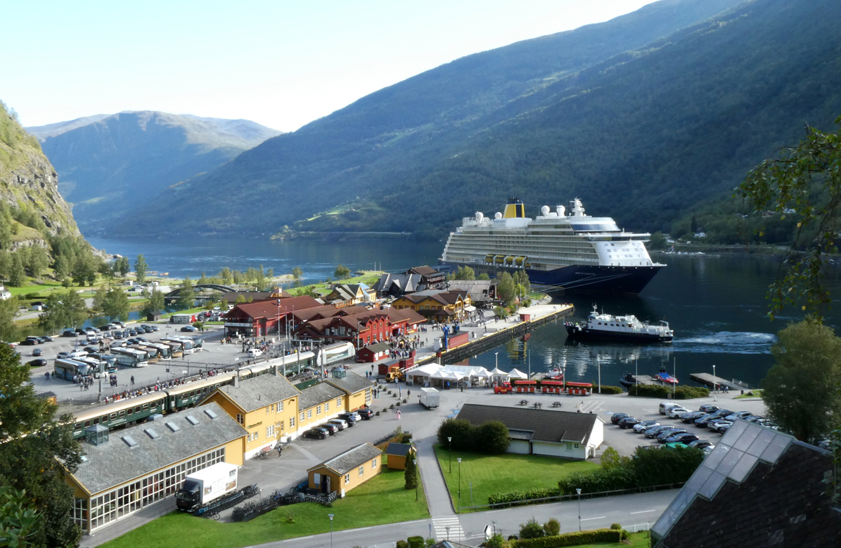 Viel Betrieb um 10.30 Uhr im Touristenstädtchen Flam: ein Kreuzfahrtschiff hat vor dem Hafen geankert, ein weiteres Schiff fährt im Hafen ein und mehrere Busse und einige Autos haben parkiert. In Kürze wird der Zug der Flamsbana Richtung Myrdal starten. Flam, 2.9.2024