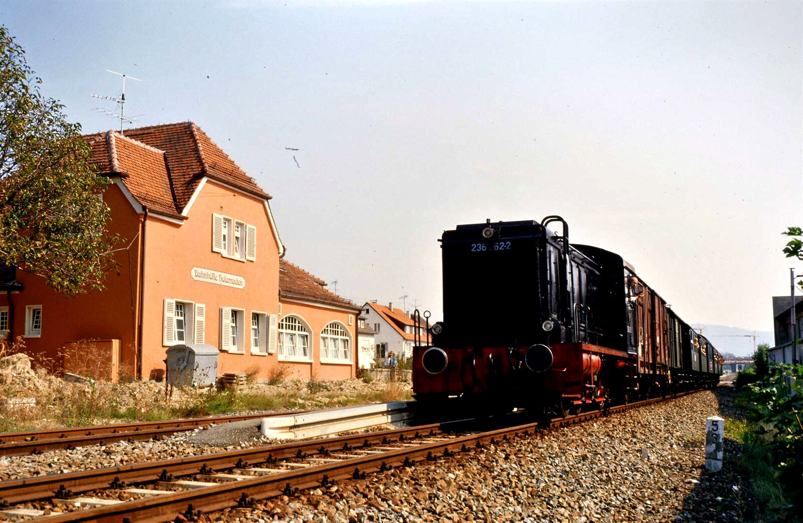 Voller Würde hat der Sonderzug mit einer V 36 den Bahnhof Holzmaden erreicht. Die Schienen dieser Bahn (DB-Nebenbahn Kirchheim-Weilheim) reichen auch noch 2022 bis in diesen Bahnhof hinein, so dass die kleine Bahn auch relativ schnell wieder eröffnet werden könnte.
Datum: 22.09.1985