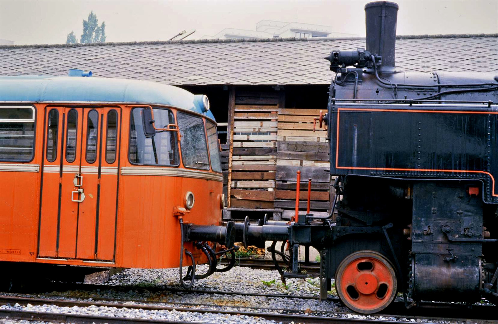 Vor der Weizer Werkstatt der Steiermärkischen Landesbahnen war die sonderbare Zusammenstellung eines Uerdinger Schienenbusses und der Dampflok 93 StLB, ex ÖBB 93.1420, zu bestaunen (14.07.1986)