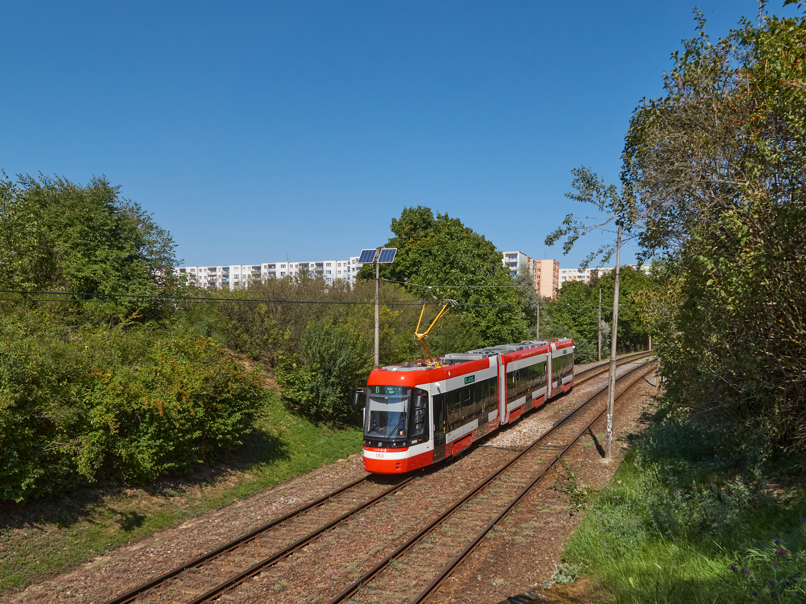 Wagen 1763 der Brünner Straßenbahn war am 06.09.2023 auf dem Weg nach Bohunice. Hier befand sich der Wagen zwischen den Haltestellen Masarova und Novolíšeňská im Wohngebiet Líšeň