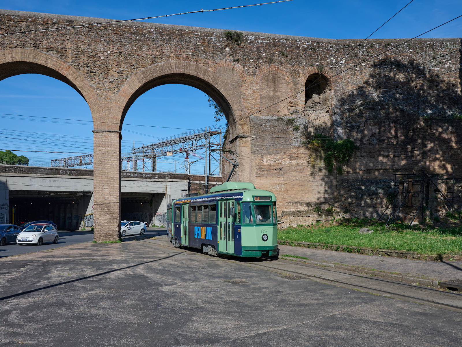 Wagen 7057 wurde 1950 nach Rom geliefert und ist auch noch im Jahr 2024 im Linienverkehr unterwegs. Am 05.05.2024 war der Wagen als Linie 14 unterwegs von der Viale Palmiro Togliatti zum Bahnhof Termini und unterquerte den Claudius-Aquädukt an der Porta Maggiore.