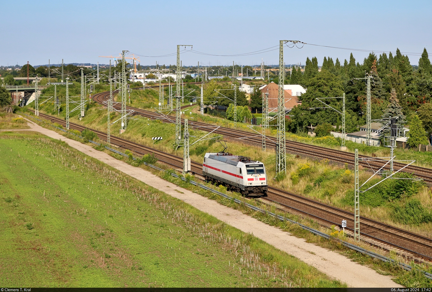 Wagen verloren? Keine Panik, der reguläre IC kommt gleich noch. Nun aber erst einmal freie Fahrt für 146 562-4 am Birkhahnweg in Halle (Saale) auf dem Weg gen Süden.

🧰 DB Fernverkehr
🕓 6.8.2024 | 17:42 Uhr