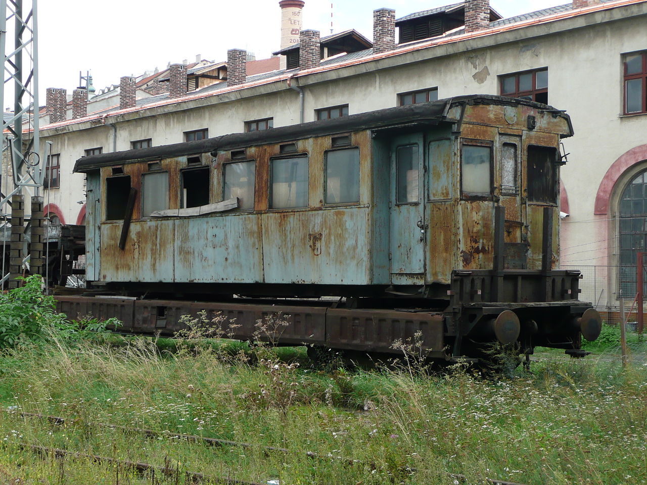 Wagenkasten des M 222.002 aufgestellt im Bahnhof Praha Masarykovo nadrazy. Heute befindet sich der Wagenkasten (ein Fahrgestell ist im NTM Depot Čelákovice vorhanden) im Lokschuppen Chomutov des NTM.