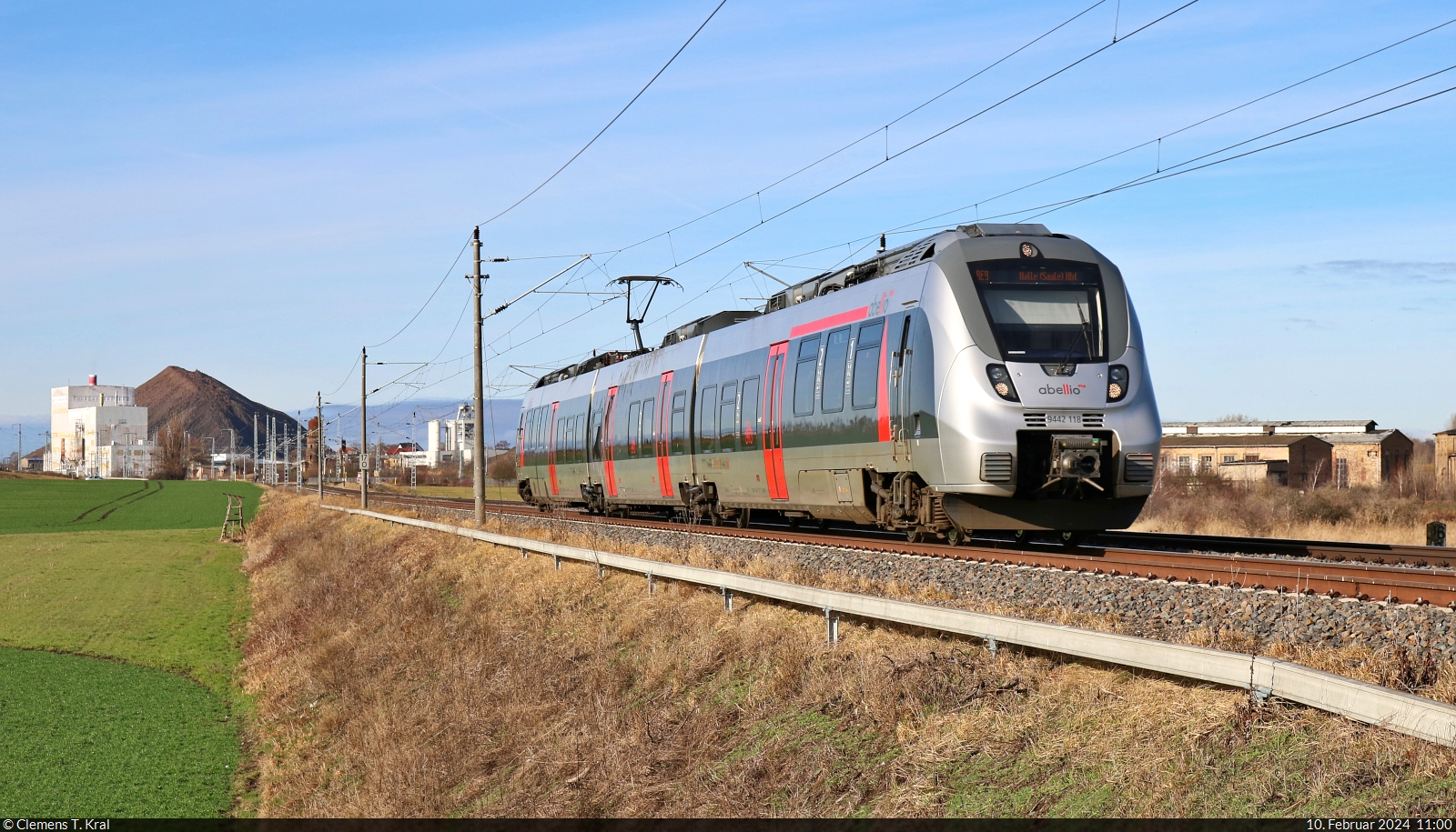 Wegen einer Signalstörung in Wolferode kamen 9442 118 und einige Folgezüge später in Halle (Saale) an. Hier lässt der Bombardier Talent 2 eben Teutschenthal hinter sich.

🧰 Abellio Rail Mitteldeutschland GmbH
🚝 RE 74707 (RE9) Kassel-Wilhelmshöhe–Halle(Saale)Hbf [+15]
🕓 10.2.2024 | 11:00 Uhr