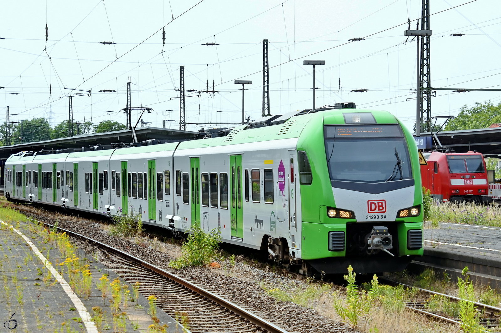 Weiterfahrt des Elektrotriebzuges 3429 016 A vom Hauptbahnhof in Wanne-Eickel, so gesehen Ende Juni 2024.