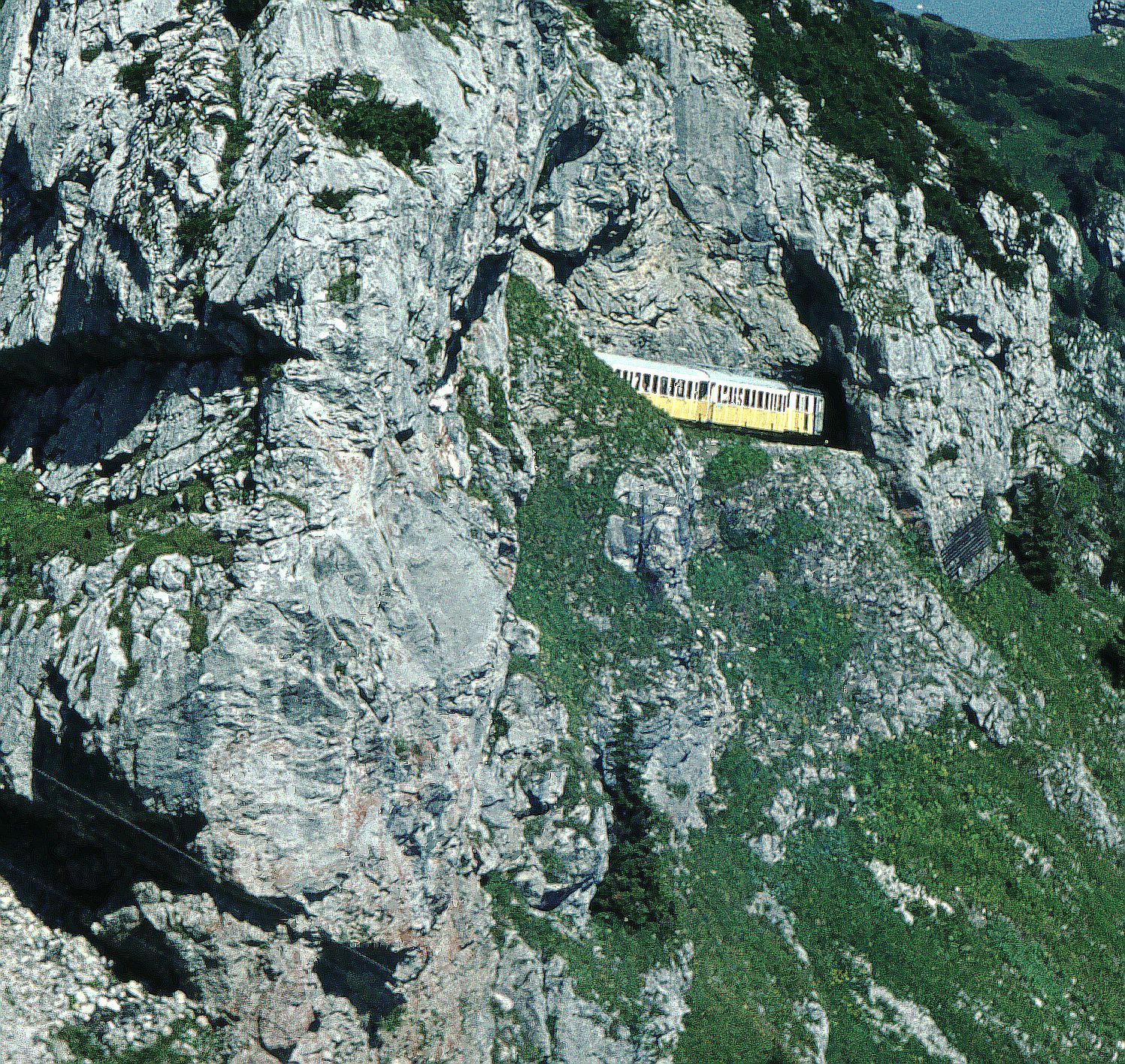 Wendelstein-Zahnradbahn kurz vor der Bergstation__16-08-1973