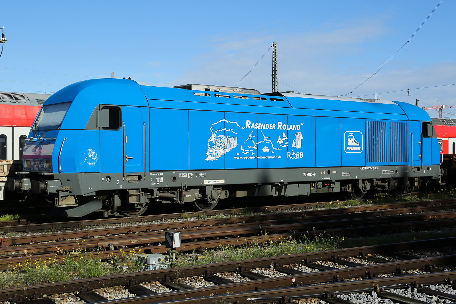 Werbung für die Rügensche BäderBahn  Rasender Roland  durch die PRESS 223 052-2 (253 015-8) kalt am 07.10.2024 in München Ostbahnhof.