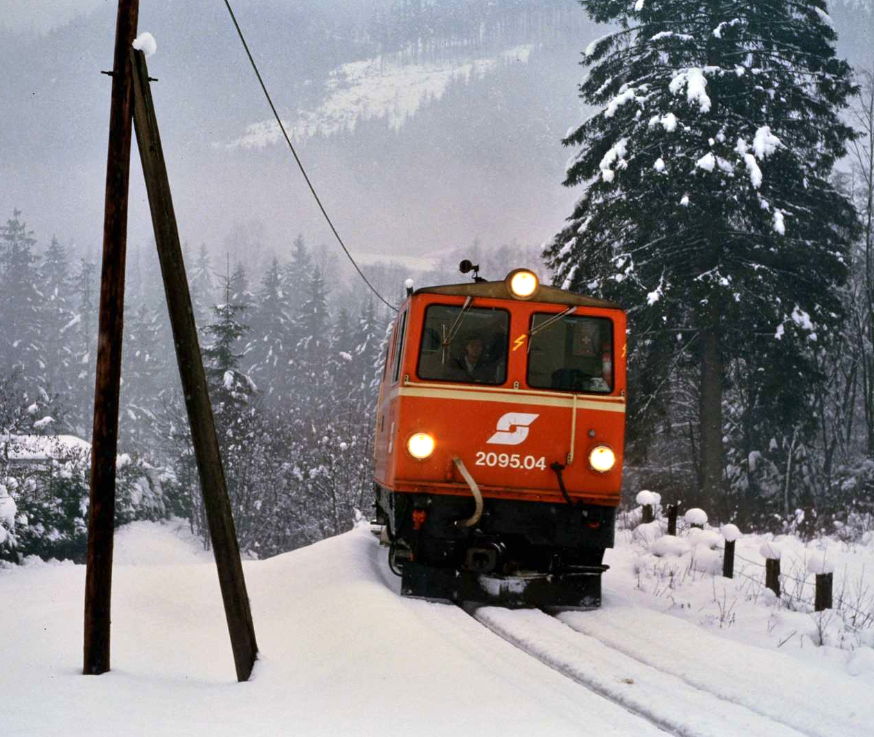 Winter im Pinzgau für Eisenbahnbegeisterte! ÖBB-Diesellok 2095.04 auf der Pinzgauer Lokalbahn zu ÖBB-Zeiten, 11.02.1986 