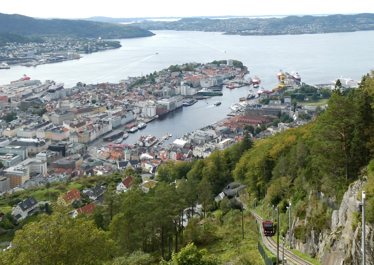 Wunderschöne Aussicht von der Bergstation der Floibanen auf die Stadt Bergen, erreichbar mit der roten (oder blauen) Standseilbahn. Bergen, 2.9.2024