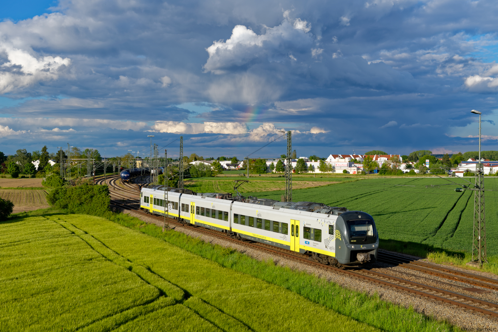 Zu einer grandiosen Wolkenstimmung und einem kleinen Regenbogen verlässt 440 403 agilis  Abensberg  als ag 84278 (Regensburg Hbf - Ingolstadt Nord) den Bahnhof von Neustadt (Donau), 29.05.2021