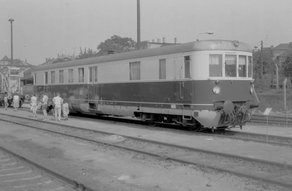 Zu einer Lokomotivausstellung in Radebeul-Ost 1989 war auch der erhaltene VT 137 mit Eilzugwagengrundriß 099 (neu 185 254) aus Greifswald erschienen.