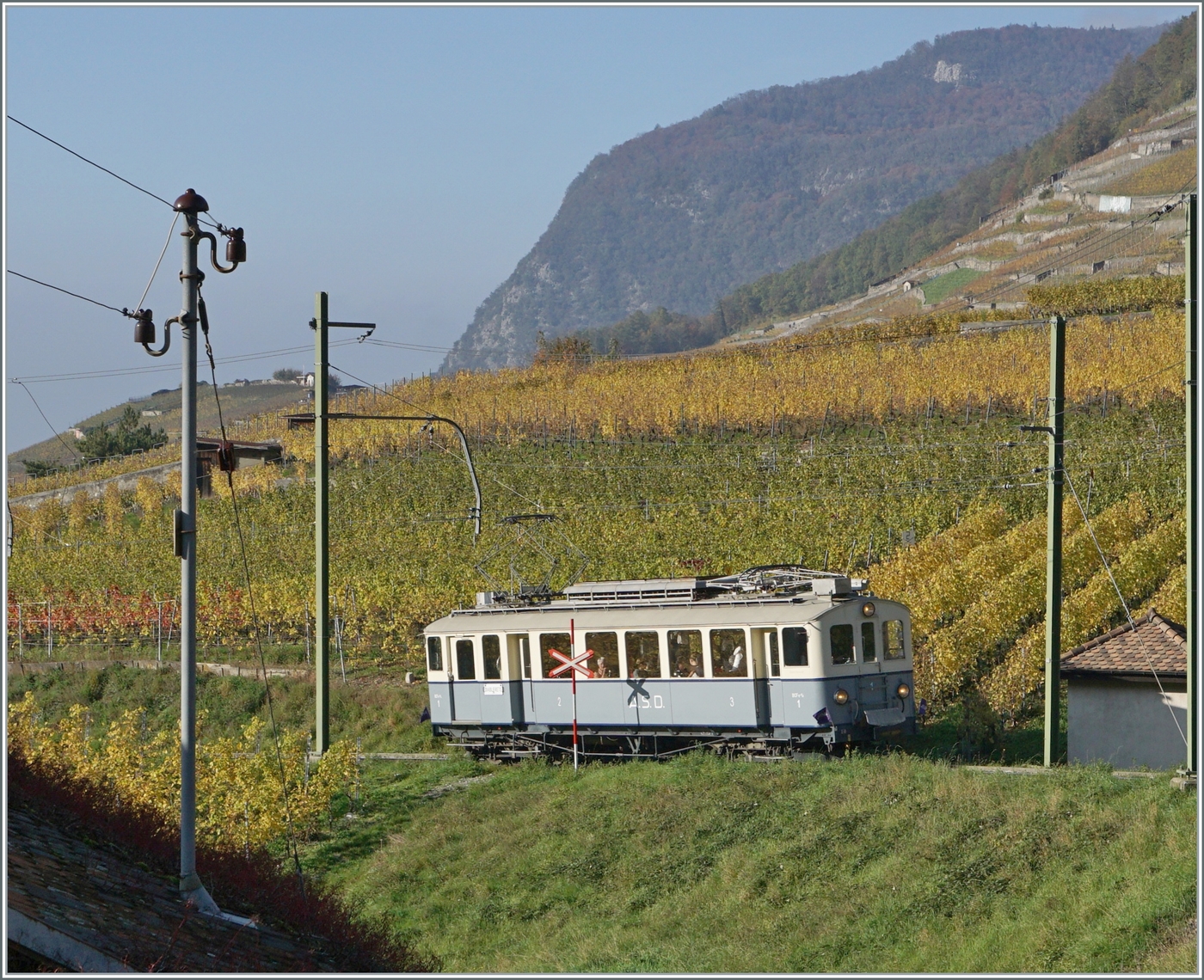 Zum Abschluss der Bildserie  Die ASD in den bunten Herbst Weinbergen  gab es dann noch den BCFe 4/4 N° 1 zu bewundern. Der Triebwagen aus der Eröffnungszeit der Bahn wurde von der  Association ASD 1914  vorbildlich restauriert und ist hier oberhalb von Aigle als  Jass-Zug  auf einer Sonderfahrt unterwegs.

2. November 2024