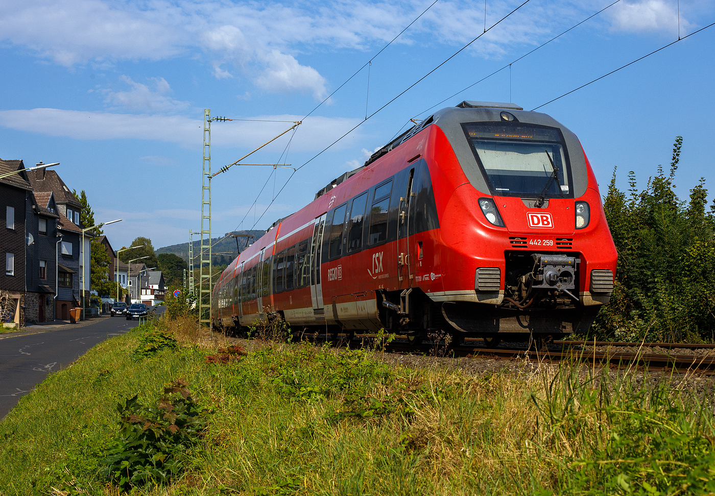 Zwei gekuppelte vierteilige Bombardier Talent 2 (442 259 / 442 759 und 442 256 / 442 756) der DB Regio NRW fahren am 19 September 202m als RE 9 rsx - Rhein-Sieg-Express (Siegen - Köln - Aachen), durch Kirchen (Sieg) und erreichen bald den Bahnhof Kirchen.