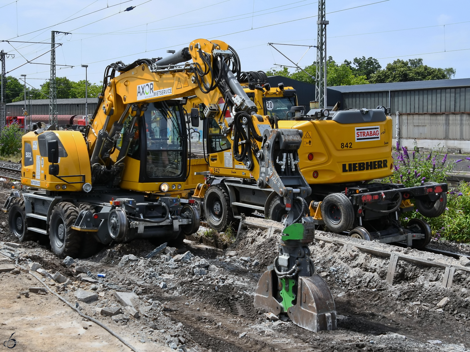 Zwei Zweiwegebagger LIEBHERR 922 Rail sind hier auf und abseits der Schienen zu sehen. (Wanne-Eickel, Juni 2024)