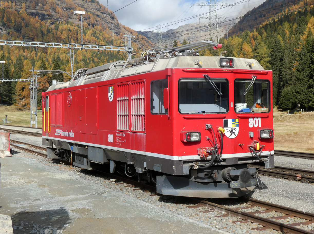 Zweikraftlokomotive 801 der RhB in Cavaglia. Cavaglia, 22.10.2024