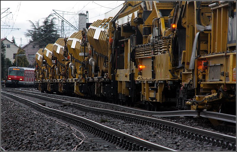 . Gleisbau an der Remsbahn - der hintere Teil des Bauzuges kmmert sich um den Schotter. Der alte Schotter wird gerttelt und gesiebt und wird zum Teil wiederverwendet. Der Rest wird in die Wagen im Hintergrund transportiert und immer wieder abgefahren. 28.03.2009 (Matthias)