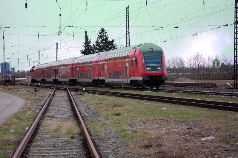 ... und hier die  Frontale  dieses Regionalexpresses Richtung Donauwrth und dann weiter nach Nrnberg Hbf.