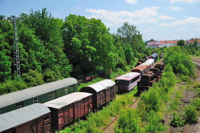 ... der leider bisserl schmerzhafte Blick auf den Fahrzeug friedhof , oder besser, auf die noch aufzuarbeitenden Fahrzeugschtze. (Nrdlingen Bhf, 13.06.2009).