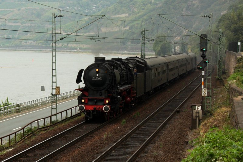 01 1066 mit dem Eisenbahnromantik-Sonderzug am 10.09.09 kurz vor Assmannshausen