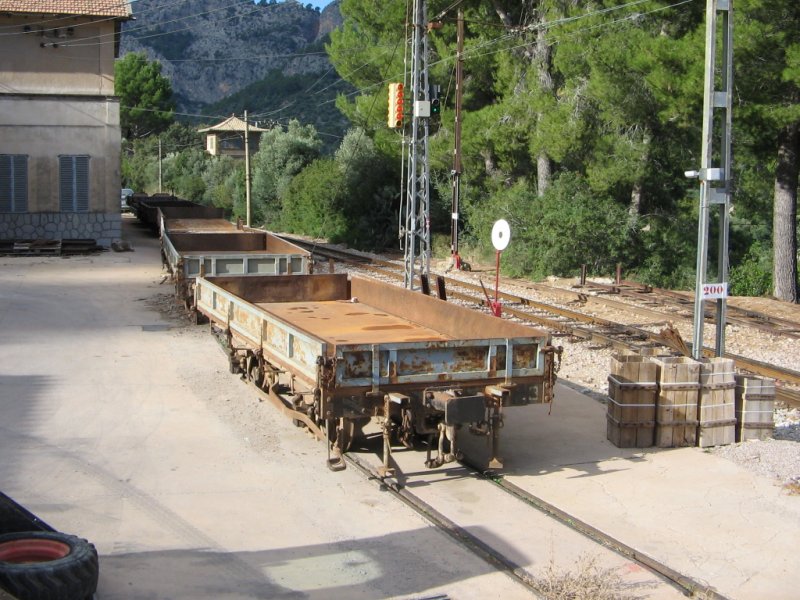 06.11.06,Mallorca,Bf.Bunyola,abgestellte Bauwagen in Richtung Palma.