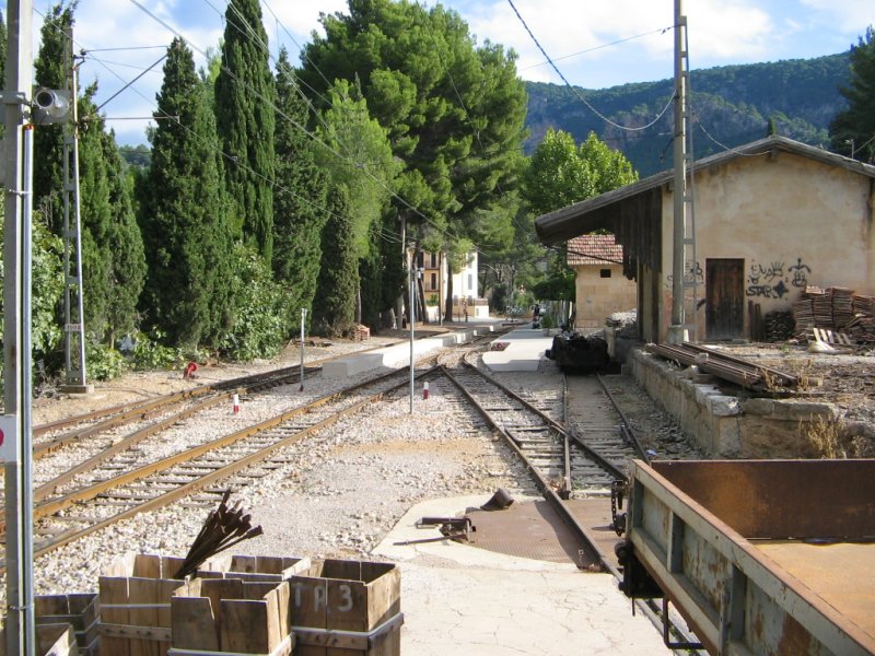 06.11.06,Mallorca,Bf.Bunyola,Blick in Richtung Gterschuppen und Bahnhof.