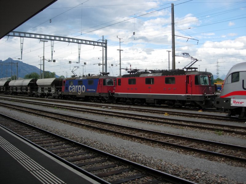 1 Re 420 mit einer 2. Re 420 mit CARGO Werbung ziehen einen Gterzug von Buchs/SG in Richtung Sevelen.
Gesehen am 14.05.07