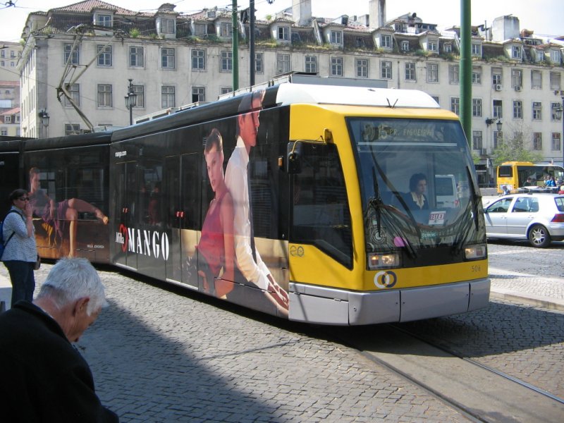 10.04.07,Lissabon,Straenbahn mit Vollwerbung.