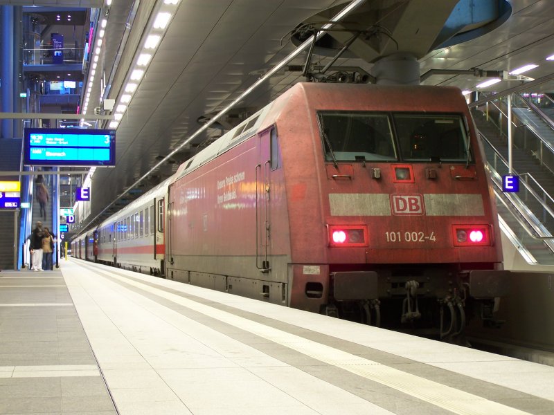 101 002-4 steht mit einem InerCity im Bahnhof Berlin Hbf(tief). Aufgenommen im Oktober 2007