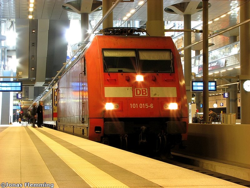 101 015 wartet am Morgen des 11.03.07 im Berliner hbf mit einem IC auf die Abfahrt.