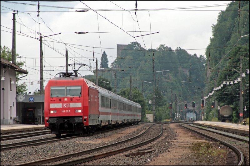 101 020 hat bei der letzten Revision die Kontrollziffer verloren und ist seitem ohne sie unterwegs. Am 08.07.2008 ist sie mit dem EC 81  Garda , Mnchen Hbf - Verona Porta Nuova, durch das Inntal unterwegs und wird in Brixlegg abgelichtet. (08.07.2008)
