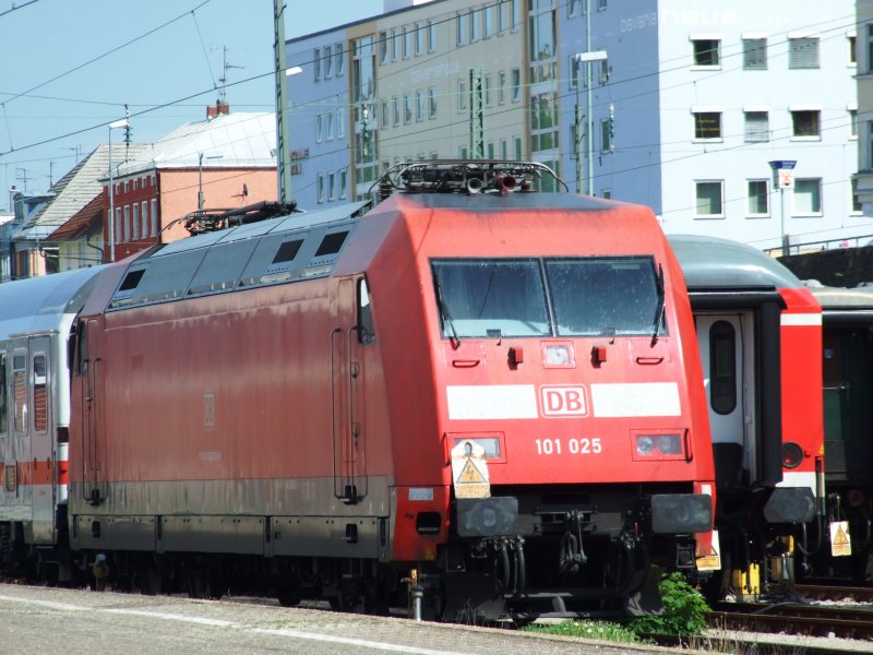 101 025 ebenfalls abgestellt in Passau Hbf, am 2.05.2009.