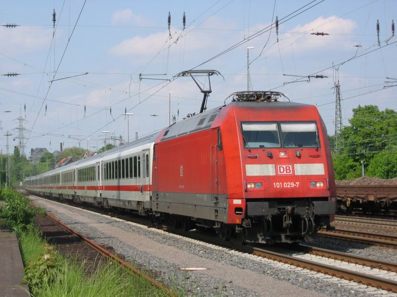 101 029-7 mit einem IC in Solingen Hbf am 07.05.2009