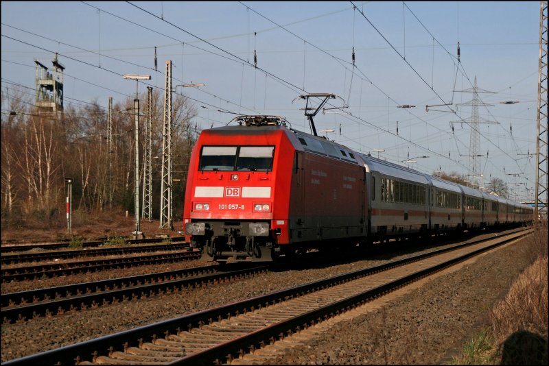 101 057 bringt bei Derne den InterCity 2029, von Hamburg-Altona ber Bremen, Hagen, Koblenz und Nrnberg nach Passau, Richtung Dortmund Hbf. (03.02.2008)