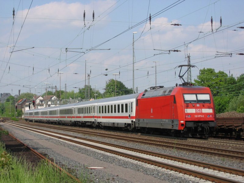 101 075-0 mit einem IC in Solingen Hbf am 07.05.2009