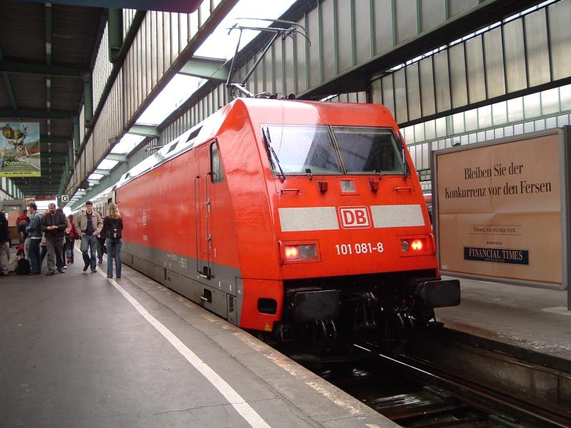 101 081-8 im Stuttgarter Hauptbahnhof.