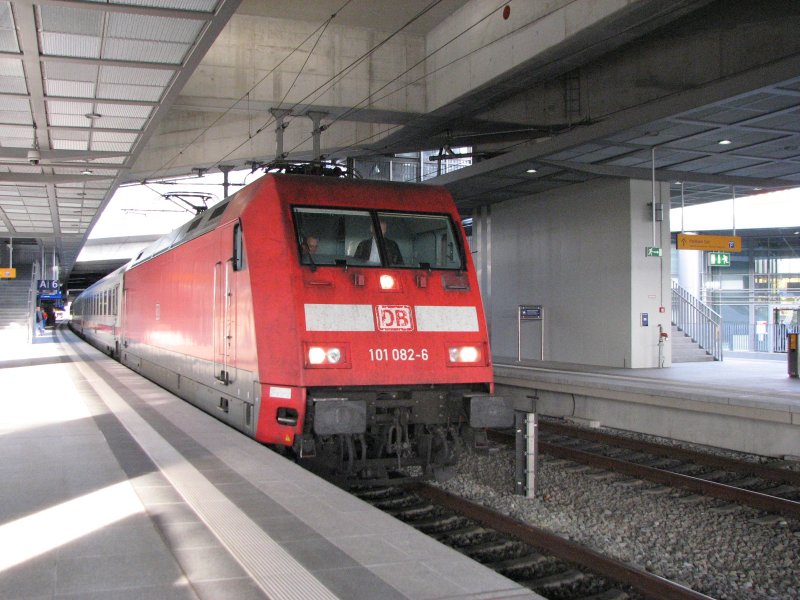 101 082 mit IC auf dem Bahnhof Sdkreuz am 10.10.08