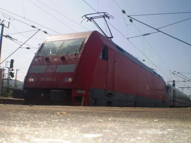 101 084 mal aus einer anderen Sicht. Sie hat heute die Aufgabe den IC nach HH-Altona zu ziehen. Stuttgart Hbf