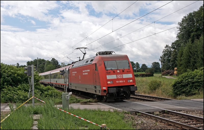 101 093 legt sich mit dem OEC 63  MOZART  von Wien West komment in die Kurve. Ziel ist der Mnchener Hauptbahnhof. (09.07.2008)
