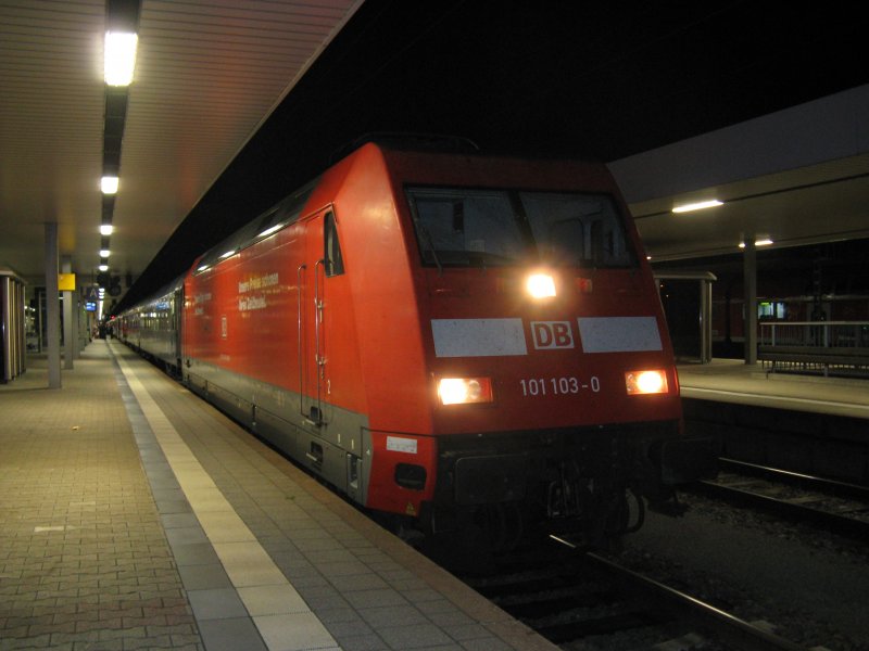 101 103-0 mit CNL 40353 nach Koepenhagen/CNL 353 nach Praha-Holesovice mit Kurwagen nach Moskva Belorusskaja.Am 27.09.08 beim Halt in Mannheim Hbf.