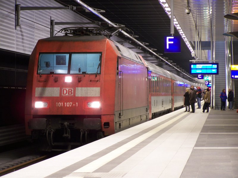 101 107-1 steht mit einem EuroCity EC nach Aarhus im Bahnhof Berlin Hbf(tief). Aufgenommen im Oktober 2007.