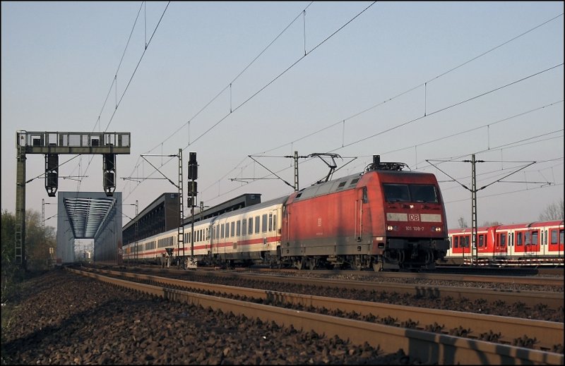 101 109 (9180 6101 109-7 D-DB) hat am Abend des 10.04.2009 den IC 2379, Stralsund - Hannover Hbf, am Haken und wird in wenigen Minuten Hamburg-Harburg erreichen.
