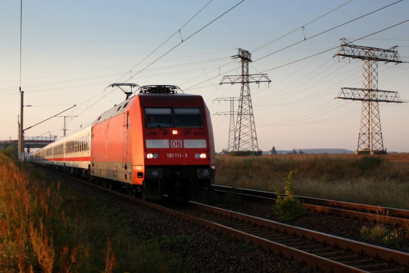 101 111 mit IC 2072, Dresden-Westerland, am frhen Morgen des 19.08.09 bei Bhla