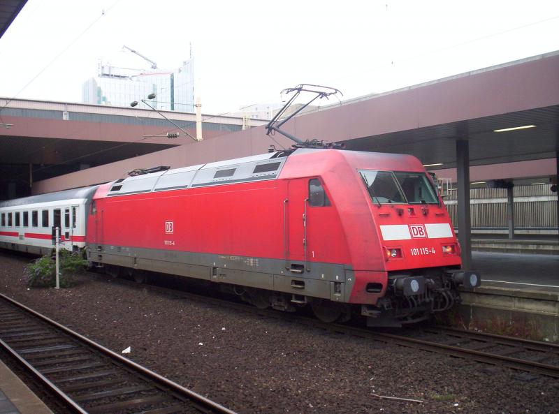 101 115-4 mit einem IC im Dsseldorfer Hbf Richtung Dortmund im Juni 2005