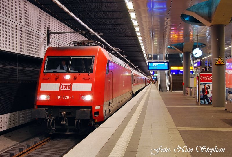 101 126-1 wartet mit CNL 450 Berlin Hbf. - Paris-Est im unteren Teil des Berliner Hbf. auf Ausfahrt (12.07.09)