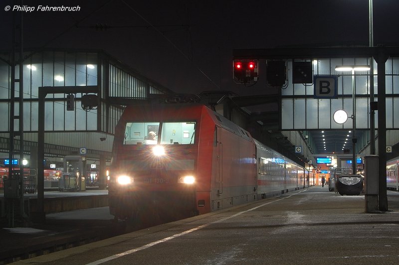 101 130-3 steht am Abend des 27.12.07 mit IC 1898 nach Mannheim Hbf auf Gleis 4 des Stuttgarter Hbfs.